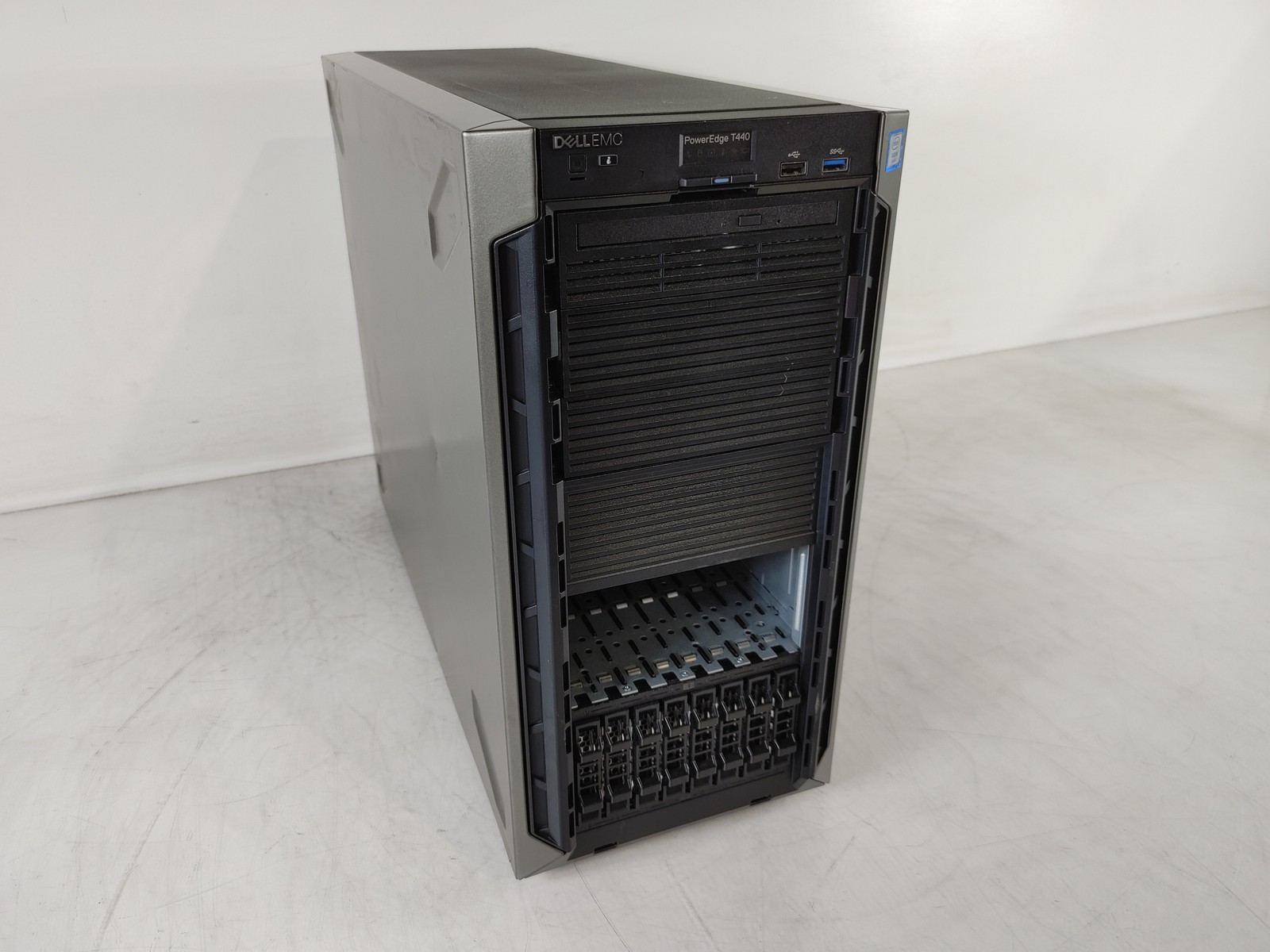 Dell PowerEdge T440 1.70 GHz Intel Xeon Bronze 3106 16 GB DDR4 Server No