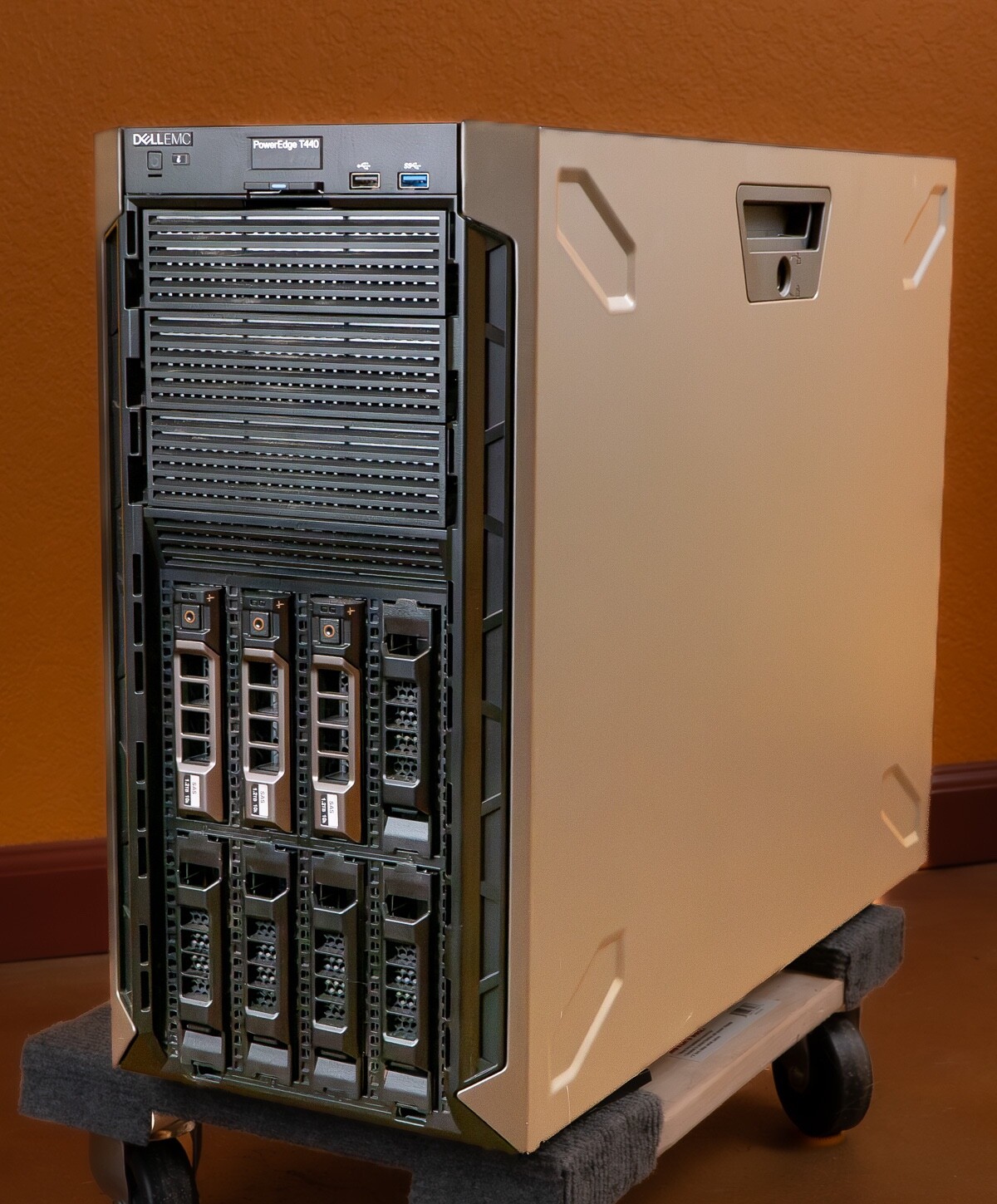 Dell PowerEdge T440 server, active tag, Xeon Silver 8c, 64GB memory