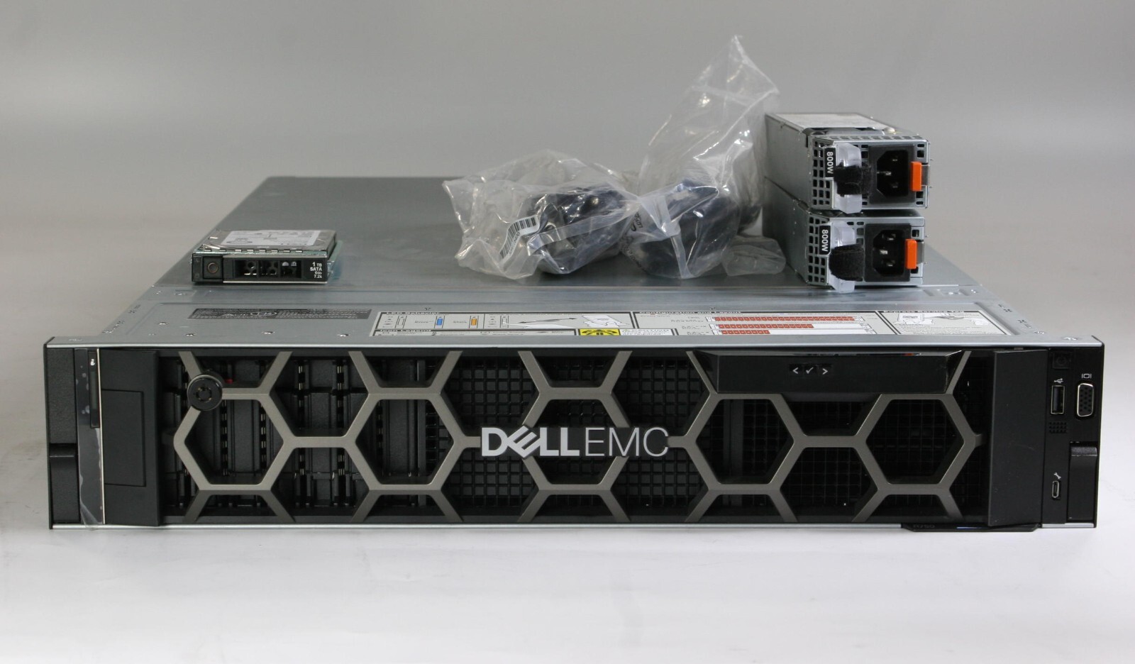 DELL PowerEdge R750 2xSilver 4309Y 8C 2.8 Ghz 256Gb 3.84Tb SAS SSD H755 8 bay