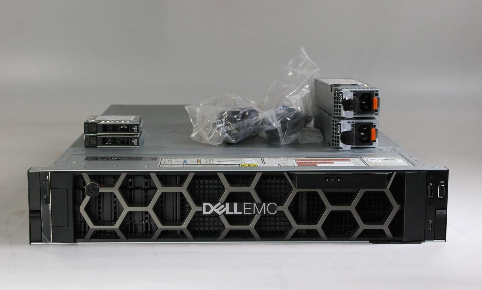 DELL PowerEdge R750xs 2xSilver 4309Y 8C 2.8 Ghz 256G 2x 480G SATA SSD H745 8 bay