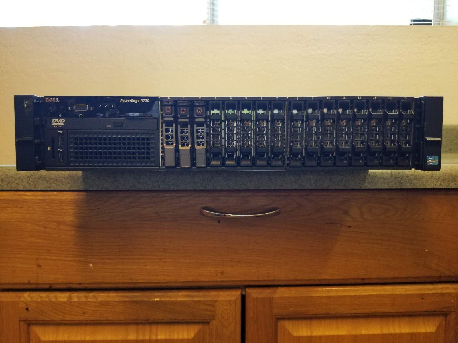 Dell PowerEdge R720 Server, 2 X 2.90 GHz 8-core, 40 GB, Memory 1333 MHz 16 trays