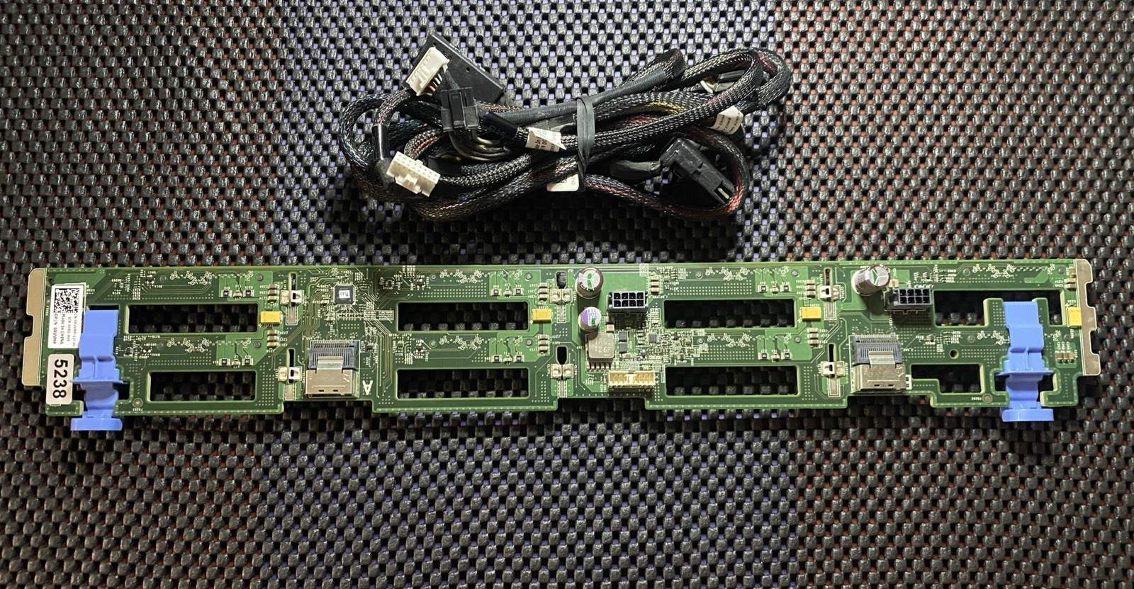 DELL PowerEdge R720 8-Slot SAS 3.5″ HDD Backplane + 4x Cables | P/N 0RVVMP