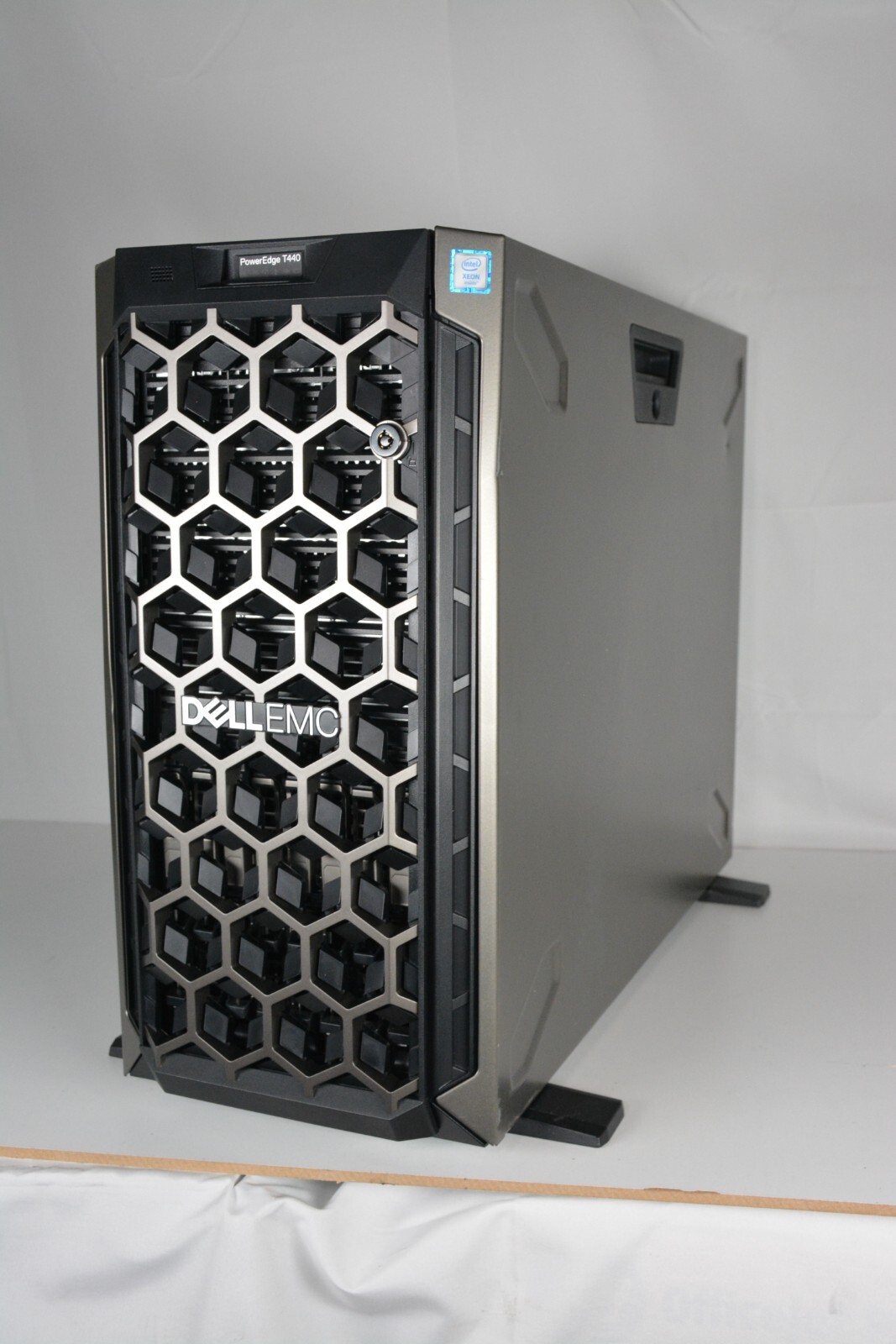 DELL PowerEdge T440 2xGOLD 6152 2.10GHz 20C 512GB 8X1.92TB SSD H740P  2xPS TOWER